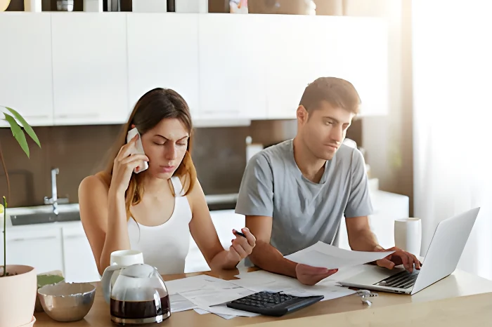 Młoda para zmagająca się z problemami finansowymi. (Freepik)