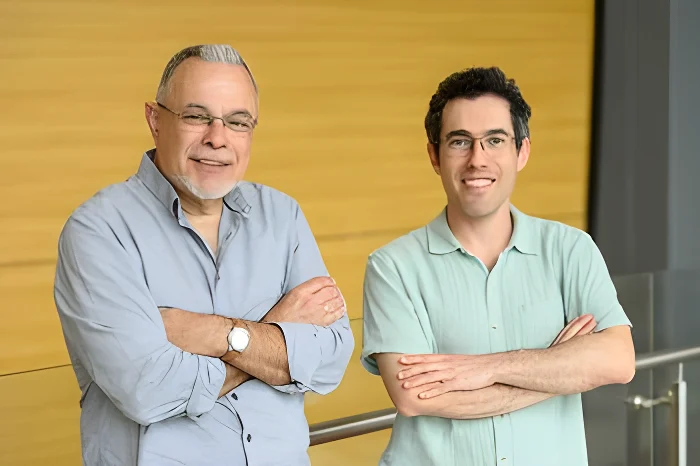 (od lewej) Prof. Mike Fainzilber i dr Eitan Erez Zahavi (Instytut Weizmanna)